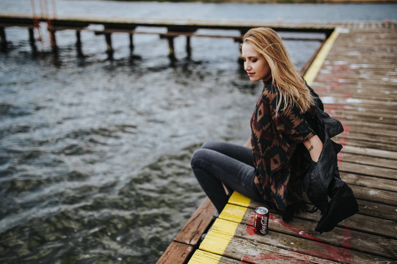 src/static/photos/beautiful-blonde-woman-on-a-wooden-pier-by-the-lake.jpg