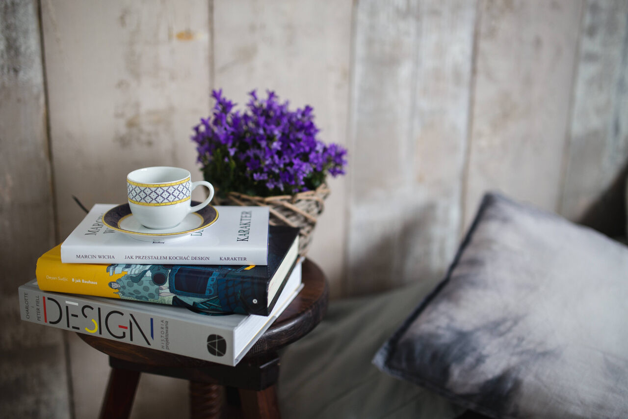 src/static/photos/books-and-purple-flowers-on-a-wooden-stool-by-the-bed.jpg